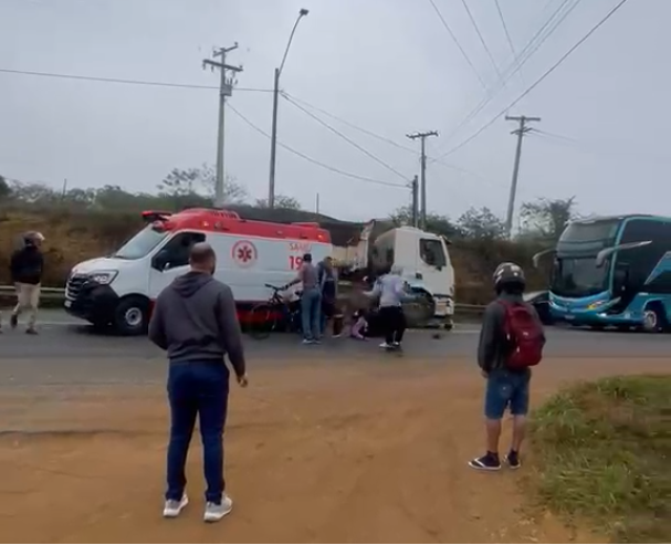 🚨 CAÇAMBA ATINGE AMBULÂNCIA DO SAMU
