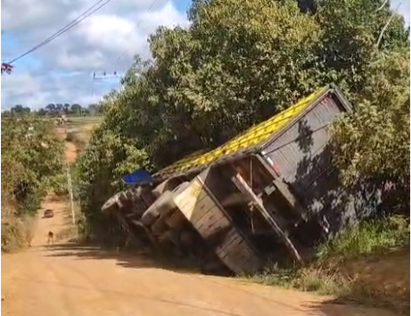 Caminhão com gado tomba em valeta na zona rural de Vitória da Conquista