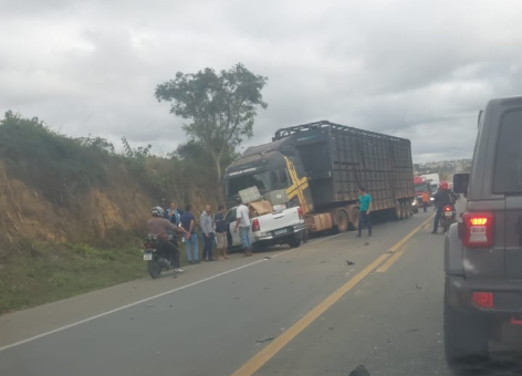 Grave acidente entre Hilux e carreta causa congestionamento no Anel Viário de Vitória da Conquista