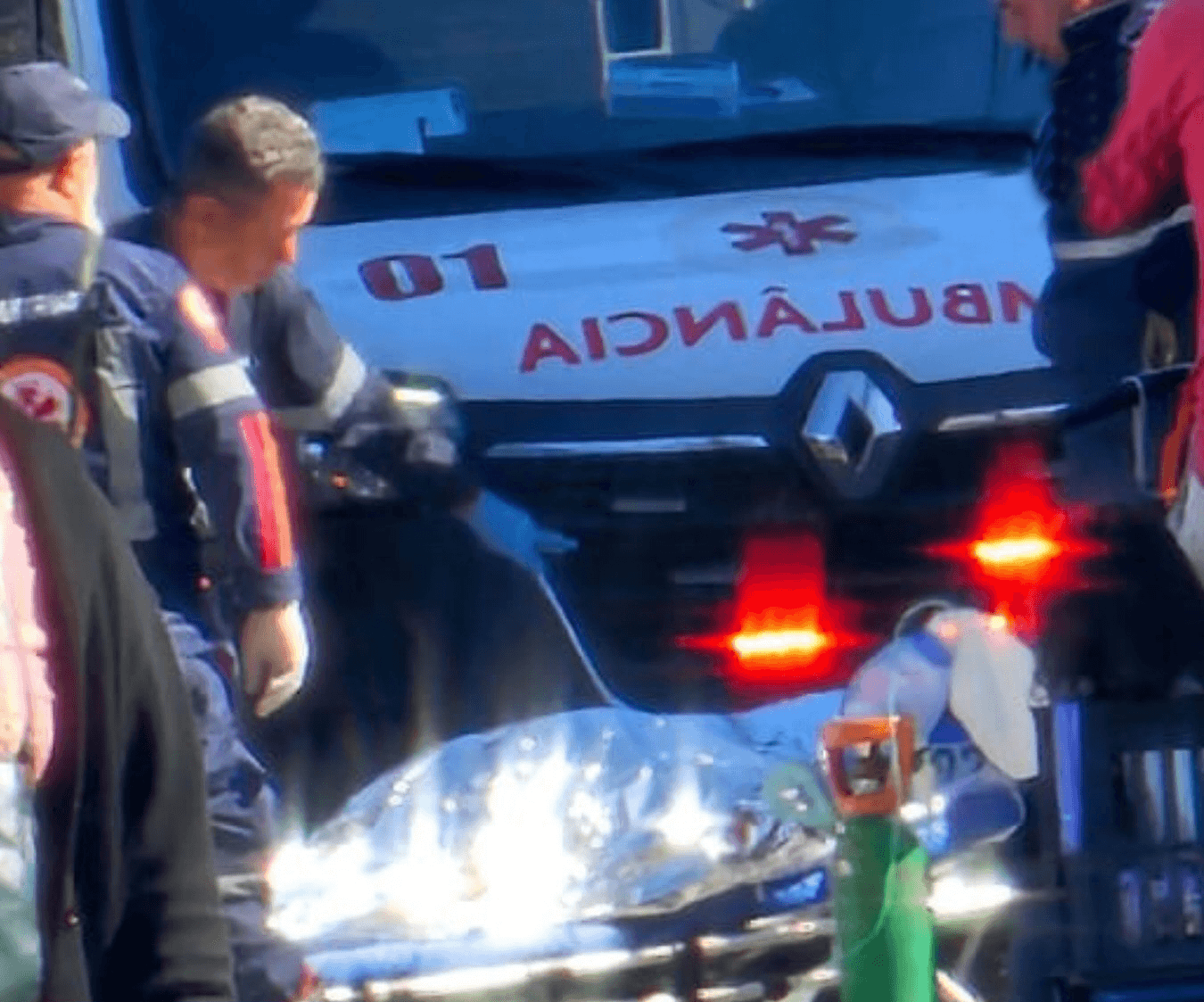 Homem passa mal dentro de ônibus e morre na Avenida Olívia Flores, em Vitória da Conquista