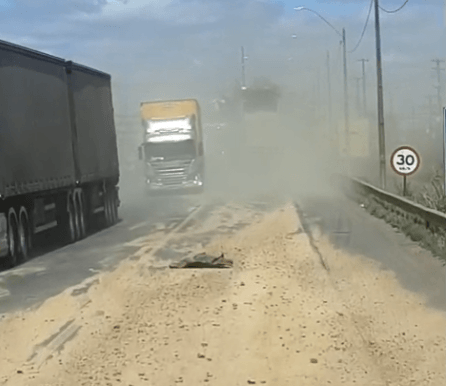 Caçamba derrama areia sobre pista próximo à Urbis 6, em Vitória da Conquista