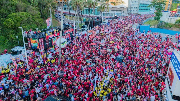 Uma multidão se reuniu nesta terça-feira (29), em Salvador, para acompanhar o presidente Luiz Inácio Lula da Silva e o governador da Bahia, Jerônimo Rodrigues, durante um ato de campanha na reta final das eleições.